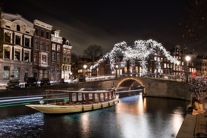 Amsterdam Light Festival: Canal Cruise + Snack & Unlimited Drinks - Cold weather requires a serious plan