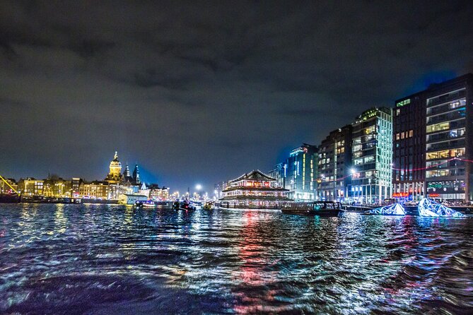 Amsterdam Light Festival: Canal Cruise + Snack & Unlimited Drinks - How the guide affects the experience