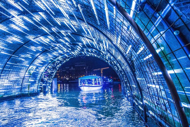 Amsterdam Light Festival: Canal Cruise + Snack & Unlimited Drinks - The boat can make or break the evening