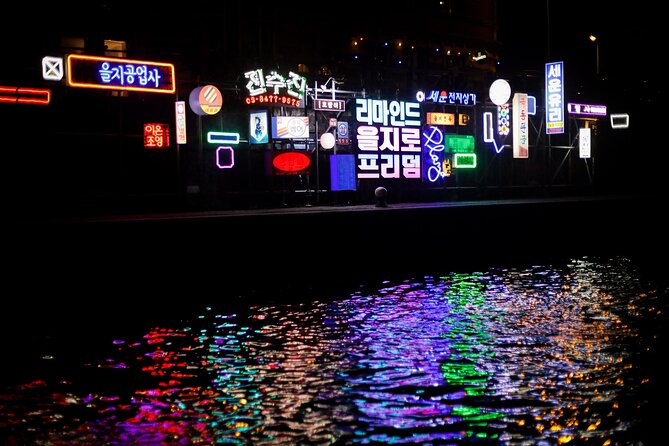 Amsterdam: Light Festival Cruise with Unlimited Drinks Option - NEMO’s bold shape after dark