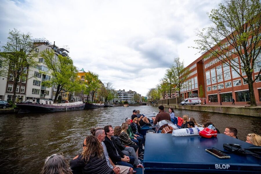 Amsterdam:Old City Canal Cruise with Live Guide and Open Bar - Key points at a glance