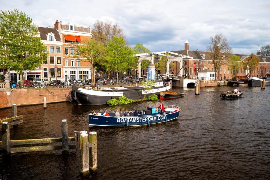 Amsterdam:Old City Canal Cruise with Live Guide and Open Bar - Why a canal cruise is a smart first look at Amsterdam