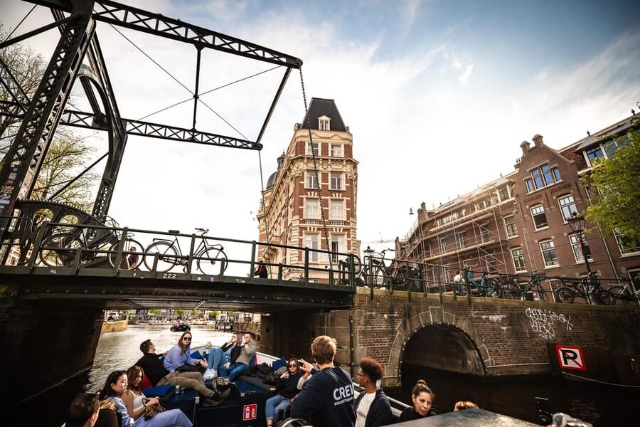 Amsterdam:Old City Canal Cruise with Live Guide and Open Bar - The live guides make the difference