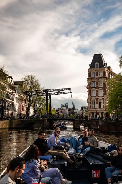 Amsterdam:Old City Canal Cruise with Live Guide and Open Bar - Houseboats, bridges, and everyday canal life