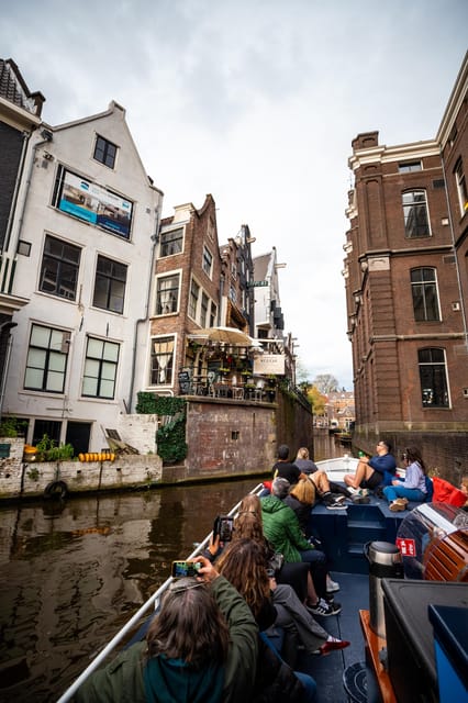 Amsterdam:Old City Canal Cruise with Live Guide and Open Bar - Is $31 good value?
