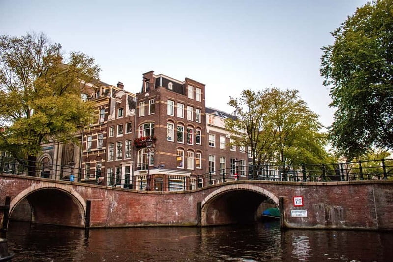 Amsterdam: Original Pizza Dinner Cruise + Unlimited Drinks - Who should book this Amsterdam cruise?