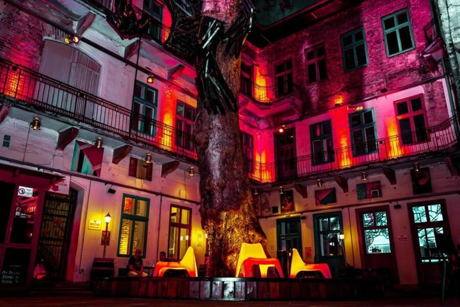 Amsterdam: Original Pub Crawl Party with VIP Entrance - Waterhole and the first round of introductions