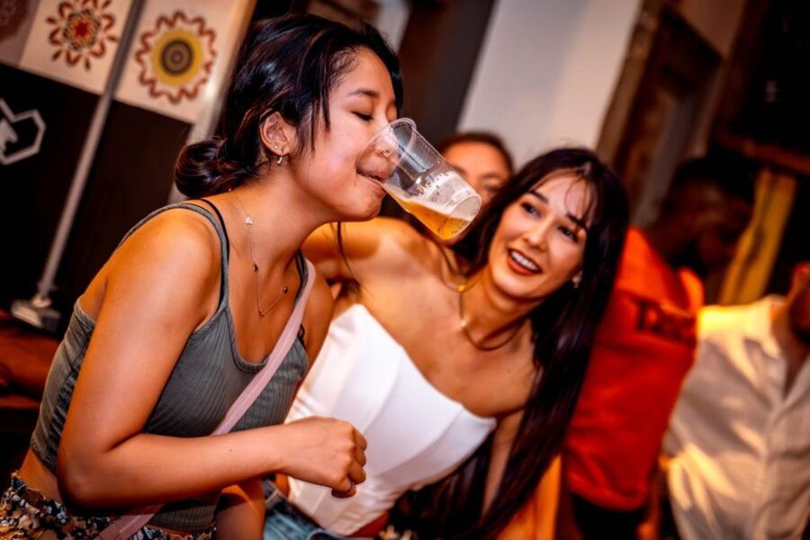 Amsterdam: Original Pub Crawl Party with VIP Entrance - The Red Light District and Leidseplein at night