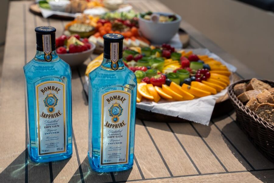 Amsterdam: Private Canal Booze Cruise with Unlimited Drinks - How the open bar affects the value