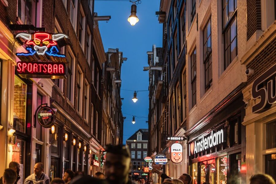 Amsterdam: Private Night Tour of Speakeasies and Bars - From jenever rooms to cocktail bars and live music