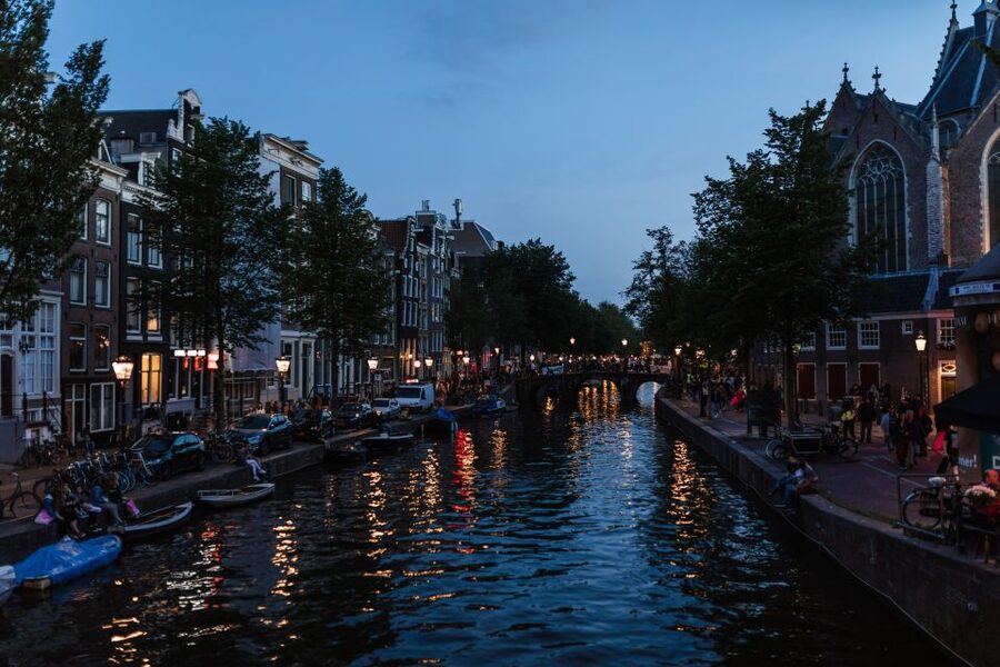 Amsterdam: Private Night Tour of Speakeasies and Bars - Beginning in Jordaan: old Amsterdam with a social edge