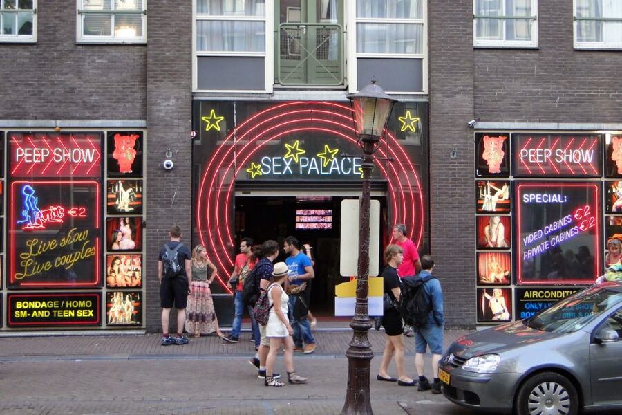 Amsterdam: Red Light District and Local Pub Tour - What the guides add to the experience