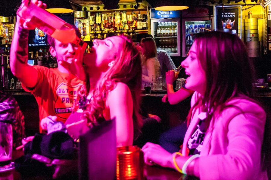 Amsterdam: Red Light District Pub Crawl with Unlimited Shots - The first 30 minutes: free shots with a strict clock