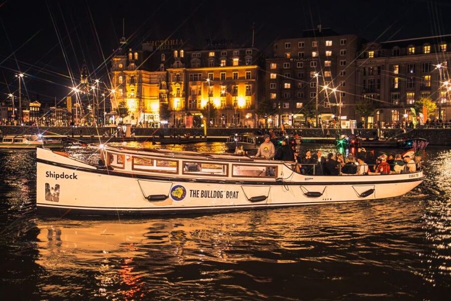 Amsterdam: The Bulldog Boat Smoke and Booze Cruise - Why the evening departure can be special