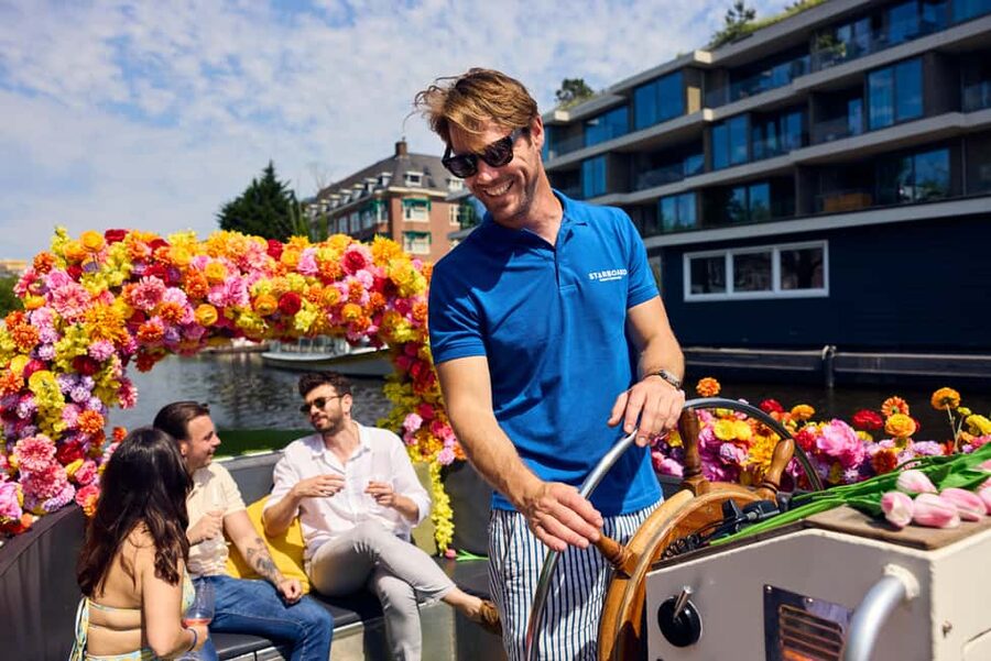 Amsterdam: The Original Flower Boat with Local Guide and Bar - Why the flower boat is different from a standard canal cruise
