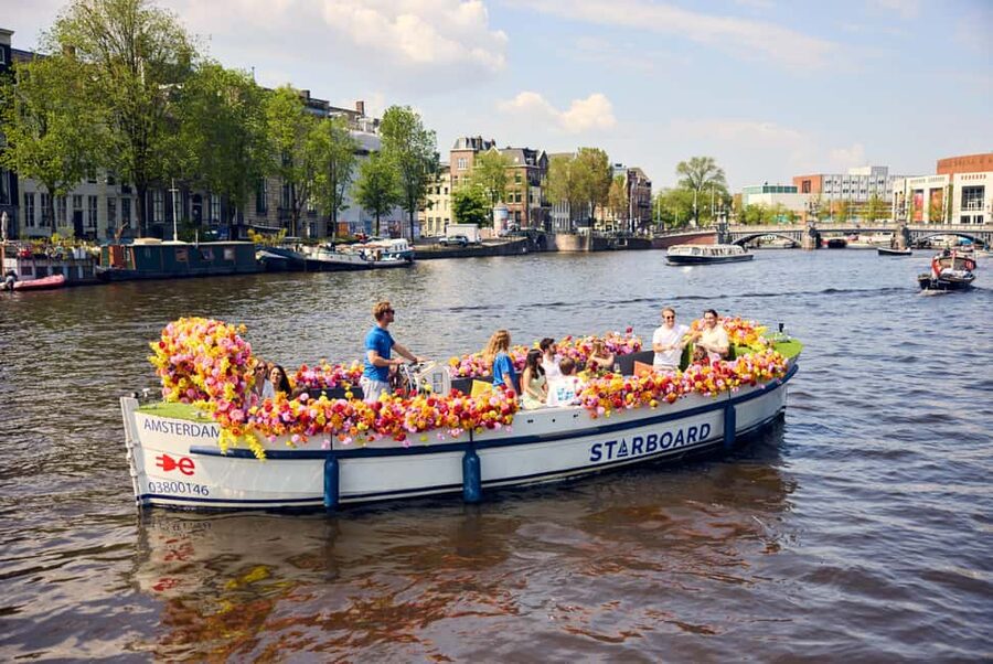 Amsterdam: The Original Flower Boat with Local Guide and Bar - The Skinny Bridge and a quick photo moment