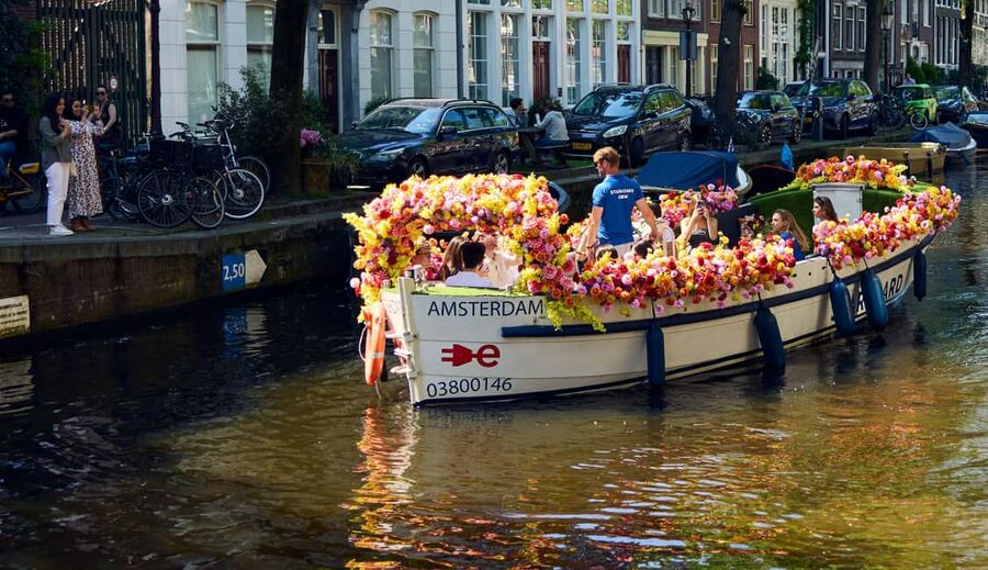 Amsterdam: The Original Flower Boat with Local Guide and Bar - Prinsengracht for 15 minutes