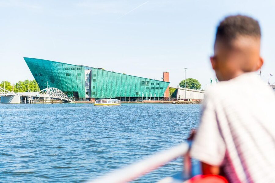 Amsterdam: Traditional Canal Cruise with Bar on Board - How the guide shapes the experience