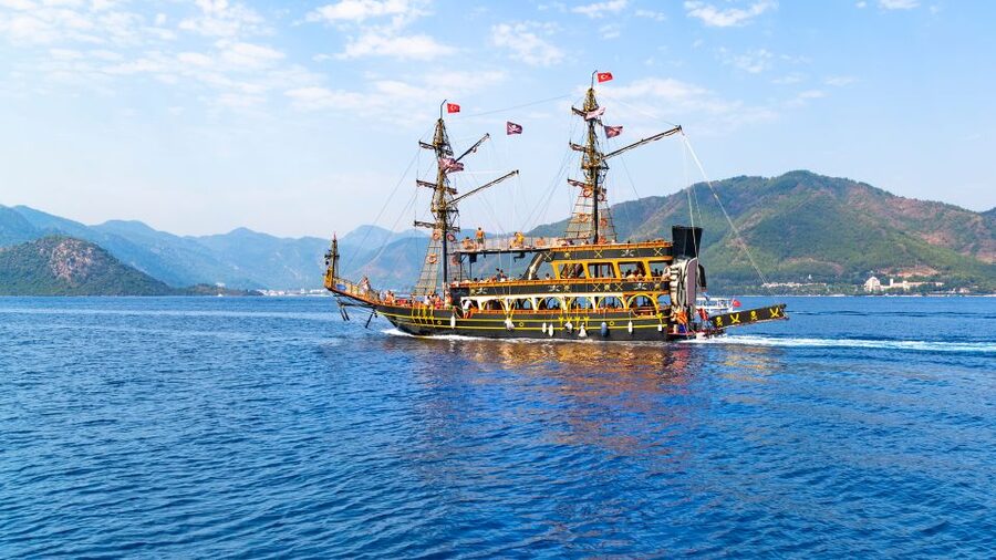 Antalya/Kemer: Pirate Party Boat Trip w/Lunch incl. Transfer - Music, foam, and the pirate-boat mood