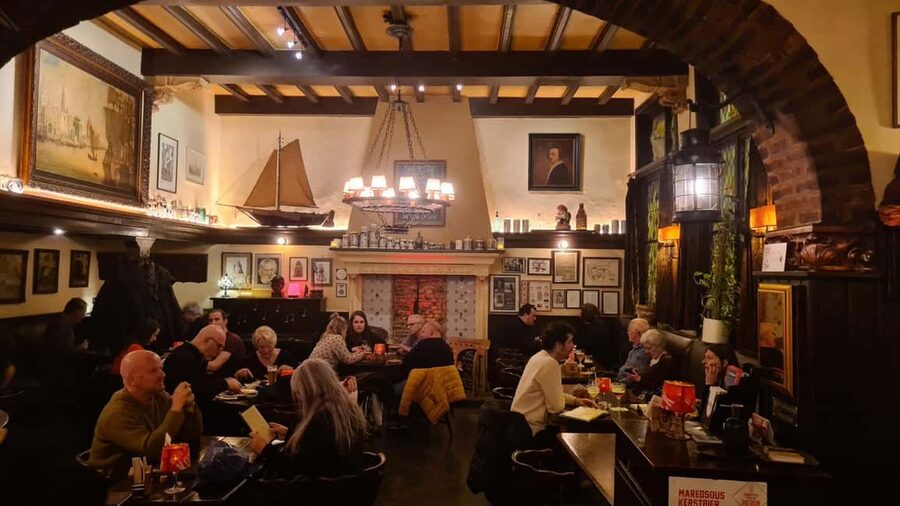 Antwerp: Pub Crawl in the Historical City - What the beer discussion can teach you