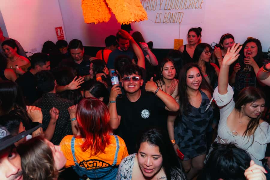 Arequipa: Pub Crawl with Skip-The-Line Access and Drinks - What the night feels like for different types of visitors