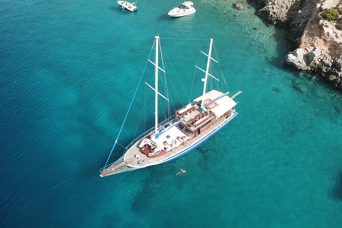 Athens Riviera Half-Day Cruise – Swim, Lunch & Drinks Included! - What the crew does well