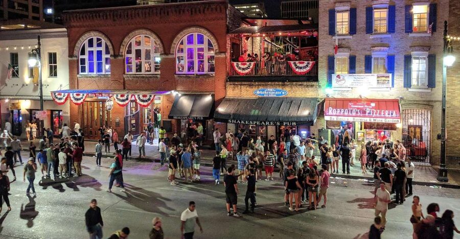 Austin: Downtown Live Music Pub Crawl - Friends Bar: the first taste of the route