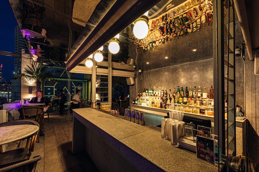 Bangkok: Barracuda Rooftop Bar Akara Hotel - Sharing sets and the food on the table