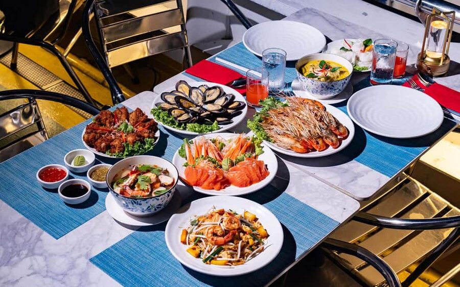 Bangkok: Carnival Dinner Cruise with Free-Flow Beer & Buffet - Cabaret, dancers, and DJ music on the upper deck