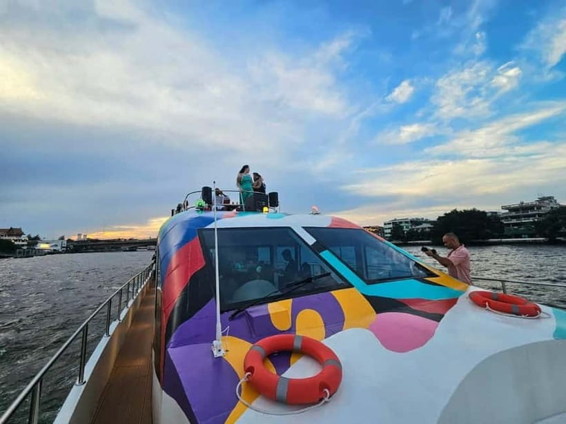 Bangkok : Chaophraya Booze Cruise – Drinks Onboard - The first views: temples and old Bangkok