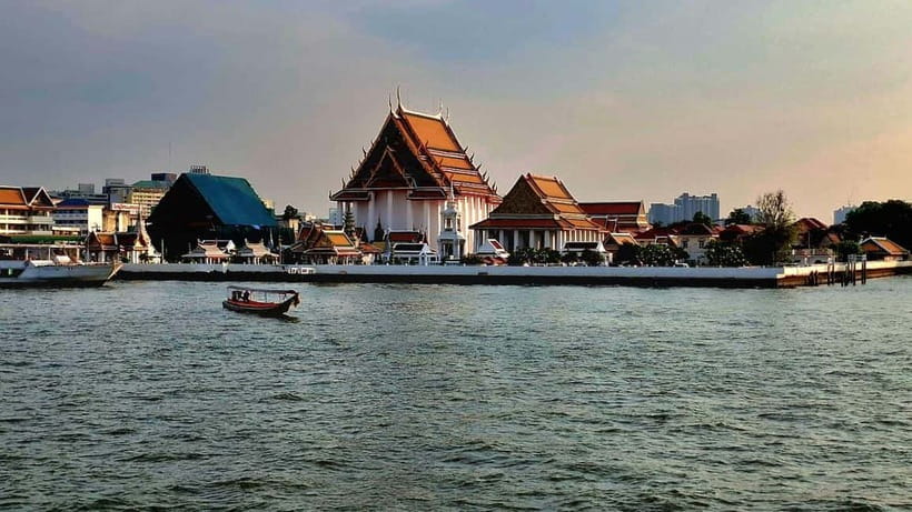 Bangkok : Chaophraya Booze Cruise – Drinks Onboard - Music, seating, and the mood onboard