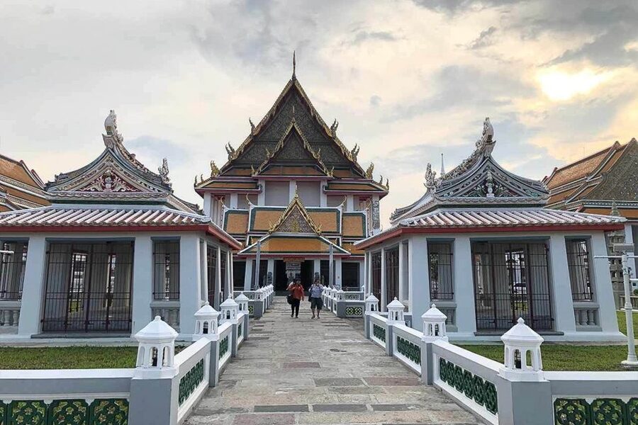 Bangkok: Historical Temples Tour & Hidden Bar at Sunset - Wat Kalayanamitr and its seated Buddha