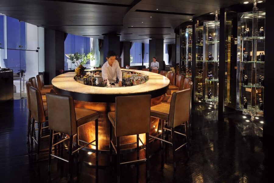 Bangkok: Lebua Rooftop Bar Reservation & Round-Trip Transfer - Arrive at 5:30 PM for the best progression