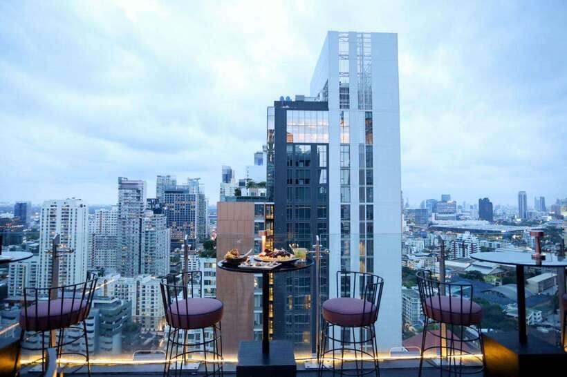 Bangkok: Mojjo Rooftop Lounge & Bar Food & Beverage Package - Signature drinks, live music, and the evening mood