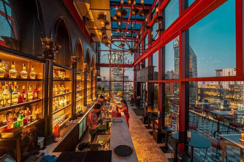 Bangkok: Mojjo Rooftop Lounge & Bar Food & Beverage Package - Reaching the rooftop at Skyview Hotel
