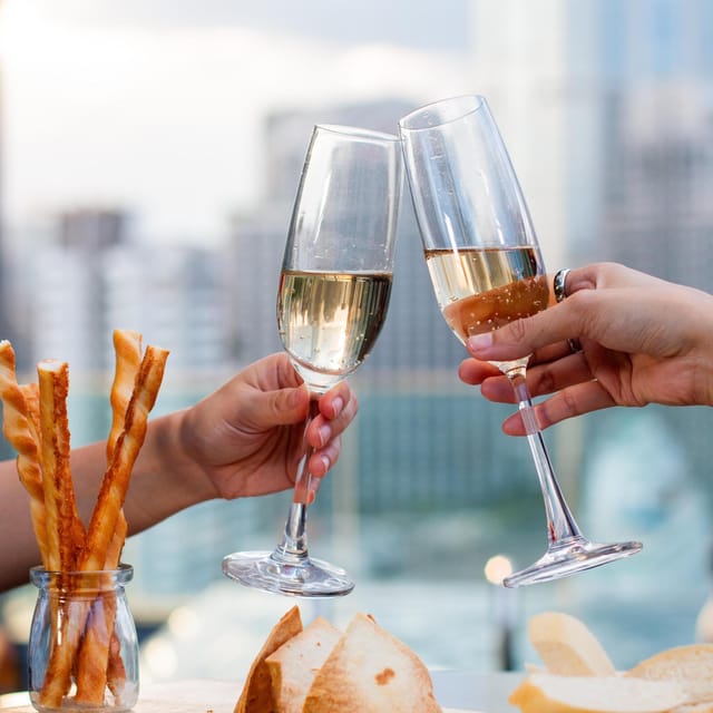 Bangkok: RedSquare Rooftop Bar at Novotel Sukhumvit 4 - Who will enjoy RedSquare most