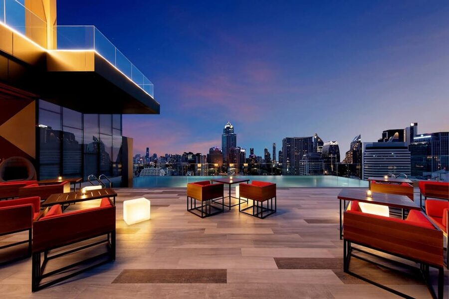 Bangkok: RedSquare Rooftop Bar at Novotel Sukhumvit 4 - Food that makes the package more than a bar tab