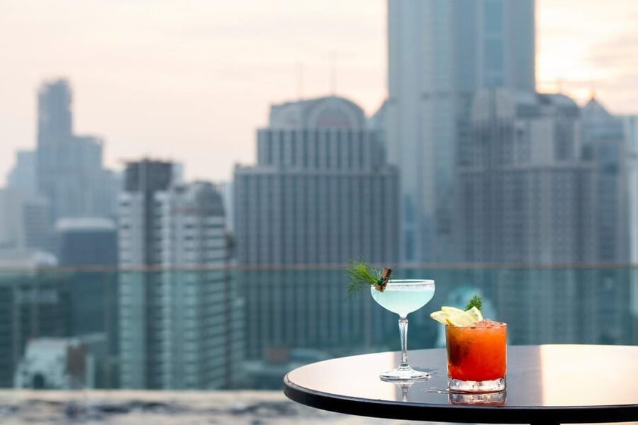 Bangkok: RedSquare Rooftop Bar at Novotel Sukhumvit 4 - How the 90-minute visit usually feels