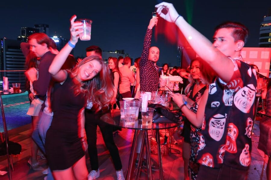 Bangkok: RedSquare Rooftop Bar at Novotel Sukhumvit 4 - Dress rules and useful practical cautions