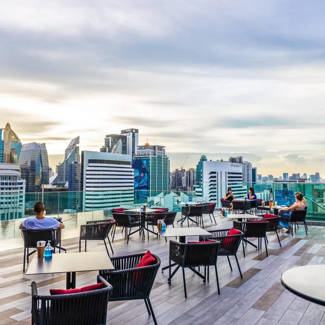 Bangkok: RedSquare Rooftop Bar at Novotel Sukhumvit 4 - The first few minutes: settle in and take the view