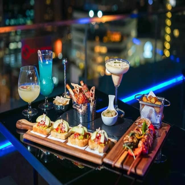 Bangkok: The Vue Bar Rooftop at Mercure Bangkok Sukhumvit 24 - A rooftop setting above Sukhumvit 24