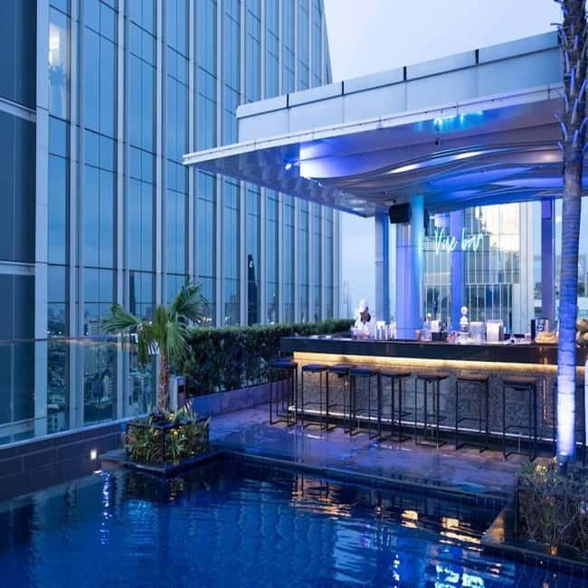 Bangkok: The Vue Bar Rooftop at Mercure Bangkok Sukhumvit 24 - Dressing for a polished rooftop