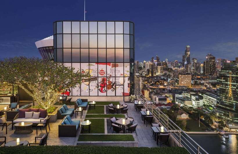 Bangkok: ThreeSixty Rooftop Bar at Millennium Hilton - Service, music, and the mood indoors