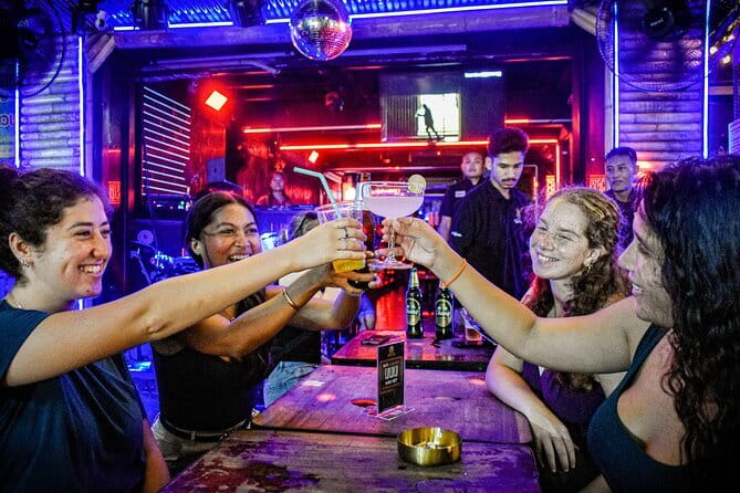 Bangkok Tuk Tuk Night Tour with food & drinks in Siam & Silom - Silom: craft beer and cocktails at the final bar