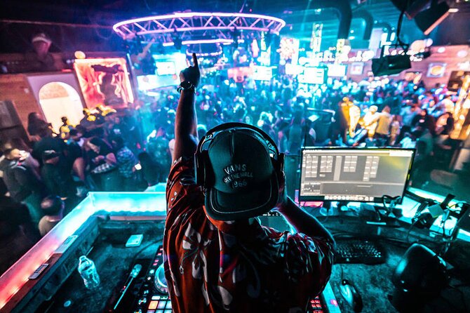 Bar Crawl Benidorm: 4 Venues 1 Night Including Karaoke & Drinks - 9:00 pm at Camden Town: the night gets moving