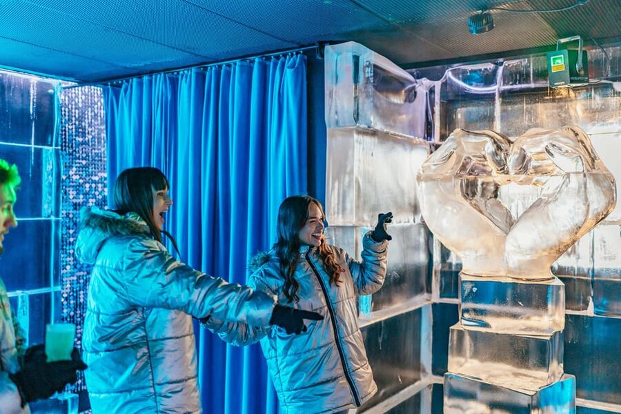 Barcelona: Icebar experience, located at the beach !! - Ice sculptures, lighting, and photo stops