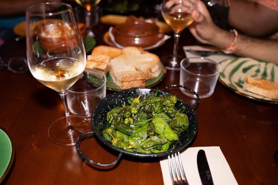 Barcelona Old Town Tapas Night: Hidden Bars, Cava & Vermut - The guides make the difference