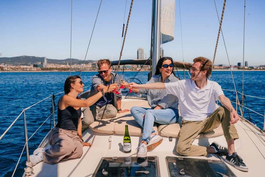 Barcelona: Sailing tour with open bar and aperitive - The 30-minute swimming stop