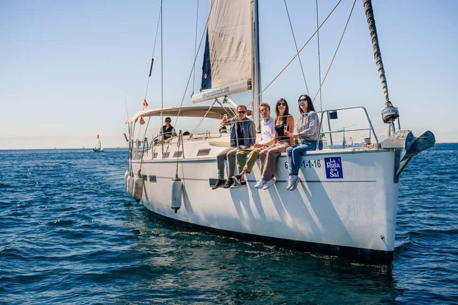 Barcelona: Sailing tour with open bar and aperitive - Final 45 minutes: drinks, skyline, and the return sail