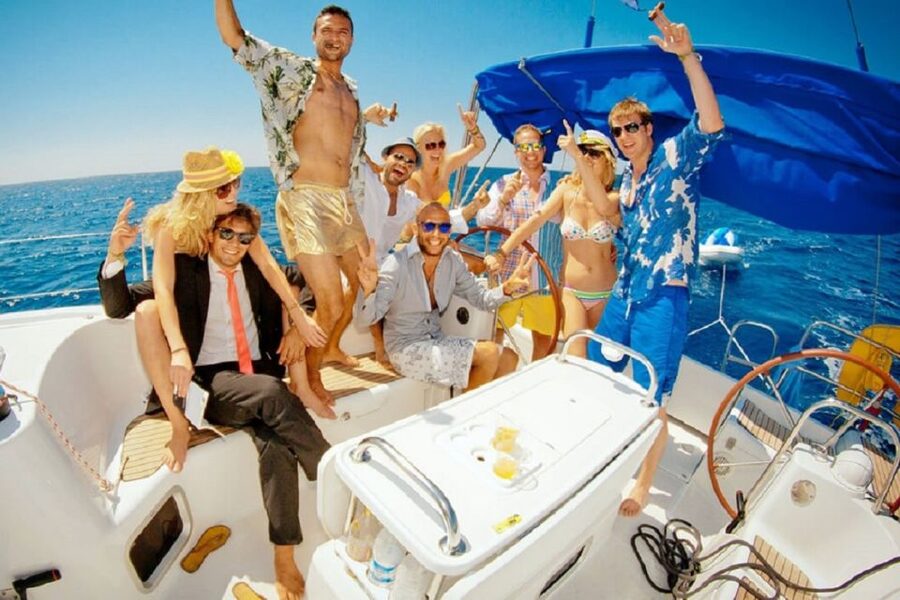 Barcelona: Sailing tour with open bar and aperitive - First 45 minutes: Barcelona from the sea